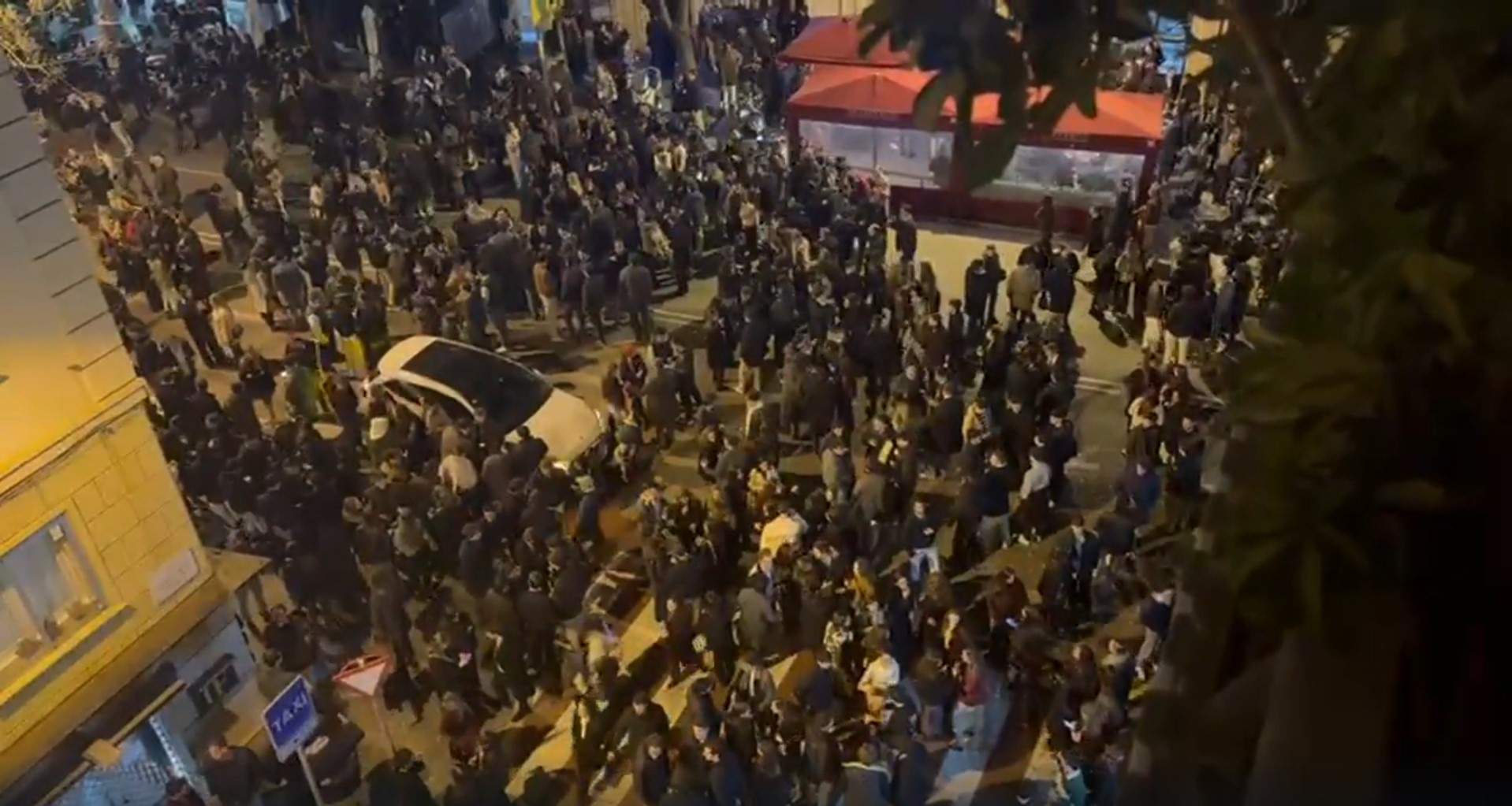 Unes 2.000 persones participen en el macrobotellot de Nadal del carrer Mandri de Barcelona