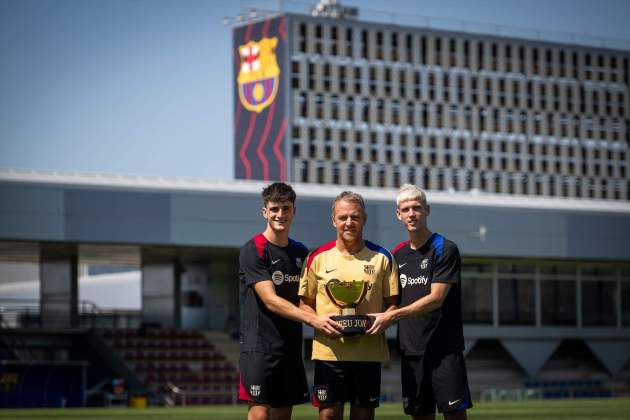 Dani Olmo, Pau Victor y Hansi Flick, con el Trofeo Joan Gamper / Foto: Europa Press