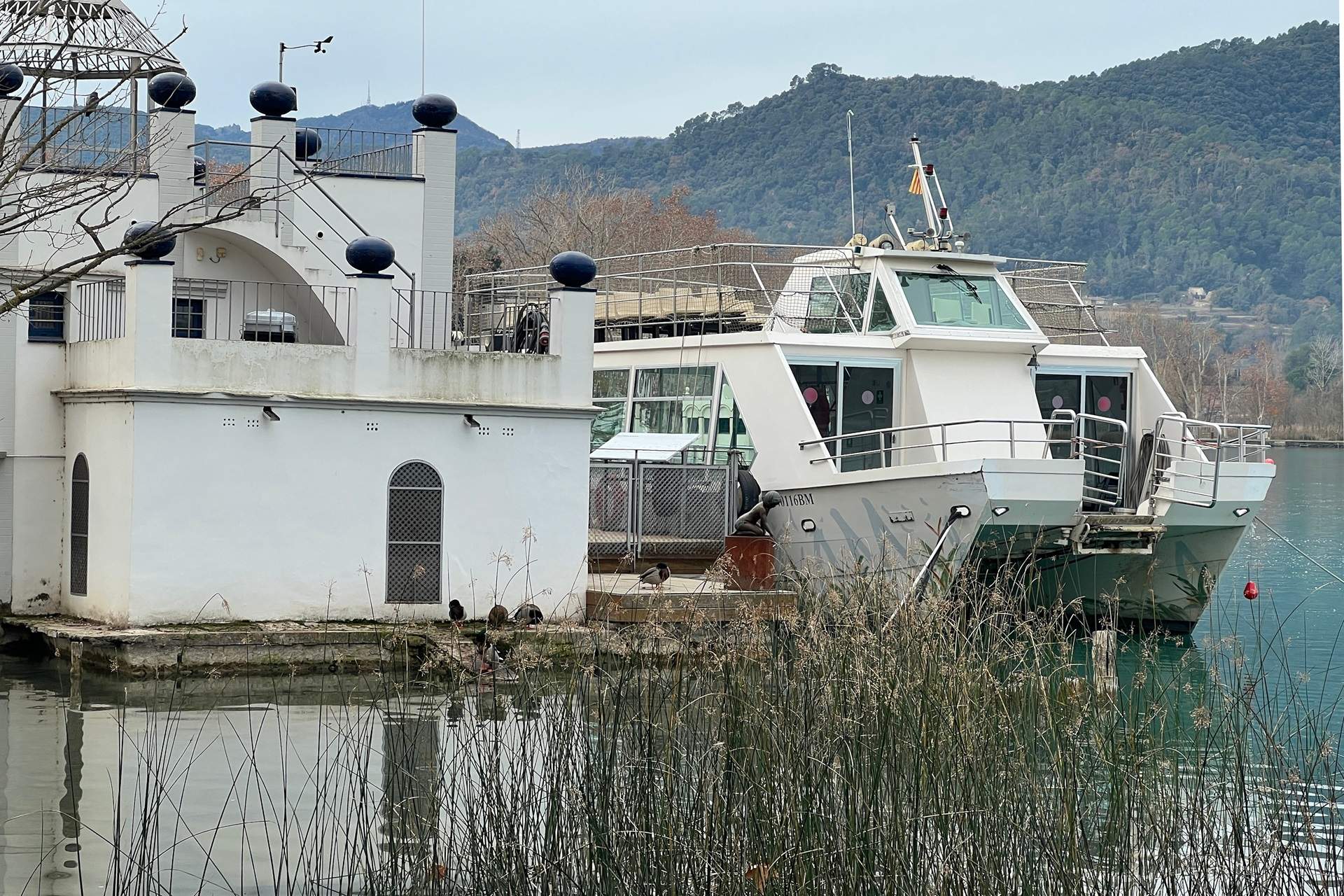 La barca turística del lago de Banyoles en peligro: se buscan empresarios para gestionarla