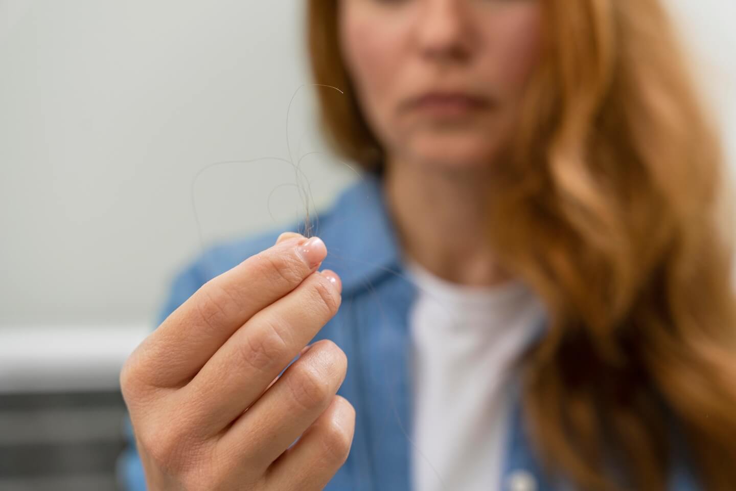 Descubre las causas de la caída del cabello y cómo prevenirlo