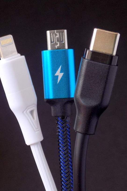 cables usb lightning usb micro 2.0 pixabay