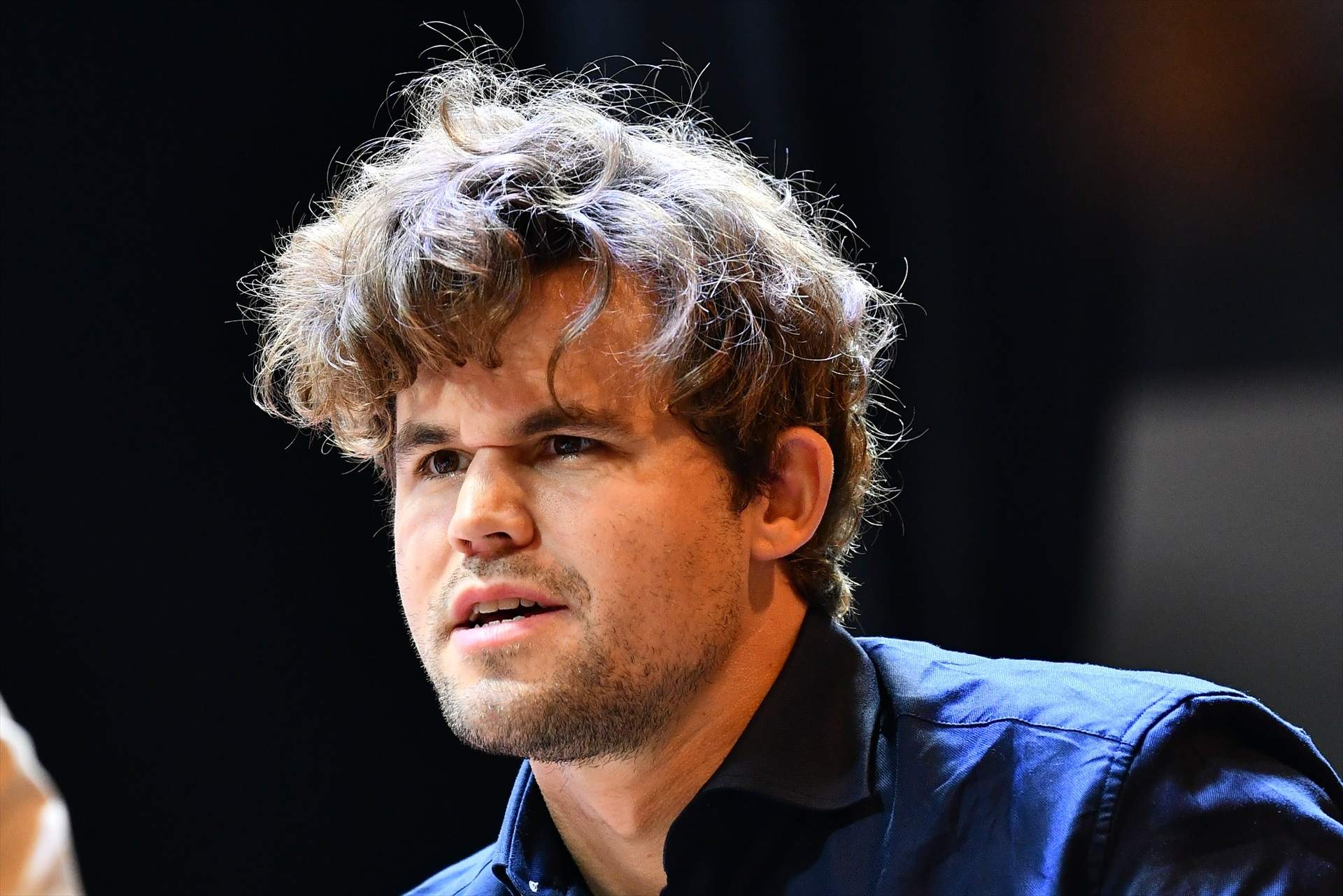 Escándalo en el Mundial de Ajedrez: expulsan a Magnus Carlsen, número 1 del mundo, por llevar vaqueros