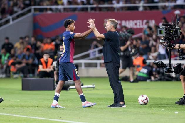 Lamine Yamal y Hansi Flick se saludan durante un partido del Barça / Foto: Europa Press