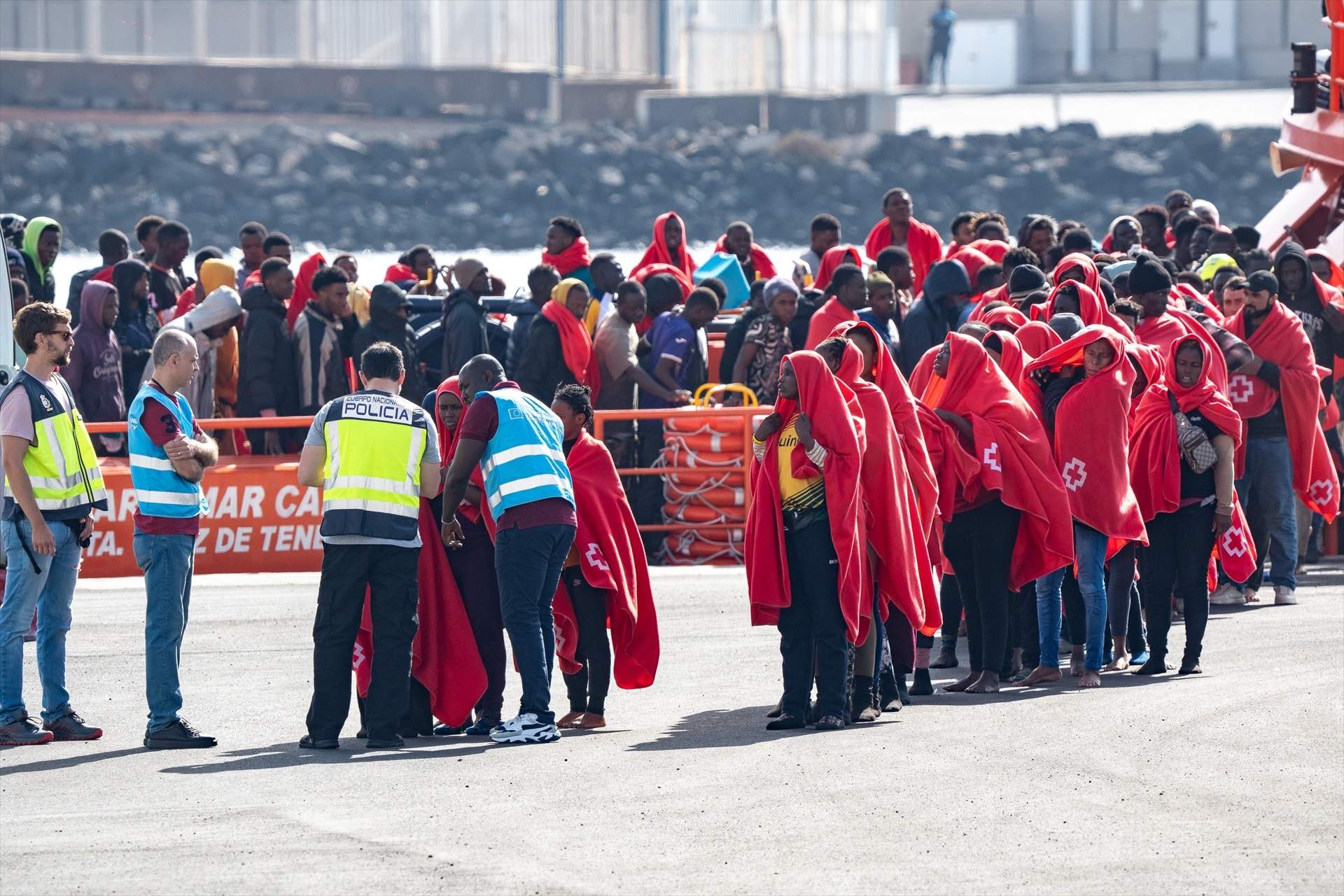 Nueva jornada de rescates en las Islas Canarias con la llegada menos 660 migrantes