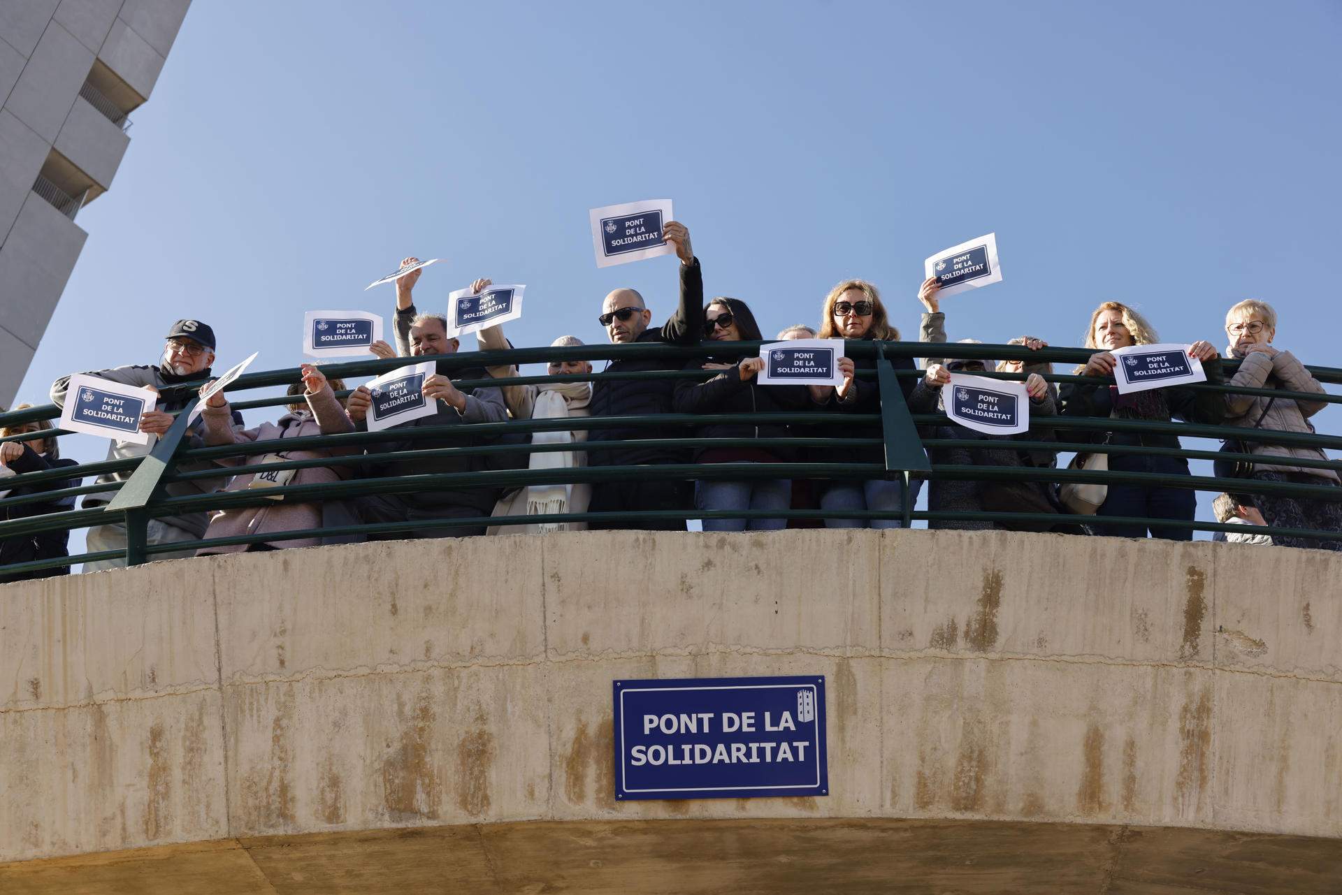 Veïns de la Torre bategen el 'Pont de la Solidaritat' en un homenatge a les víctimes de la DANA