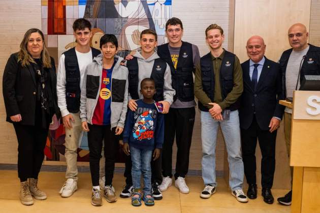 Pau Víctor Gavi Christensen Frenkie de Jong visita hospitales Barça / Foto: FC Barcelona