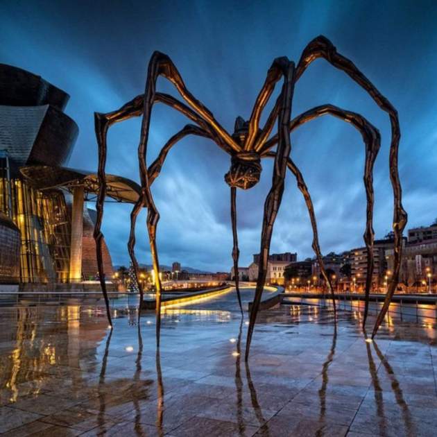 Bilbao. Museu Guggenheim. Façana del museu i escultura de l'aranya. Font Pinterest (1)