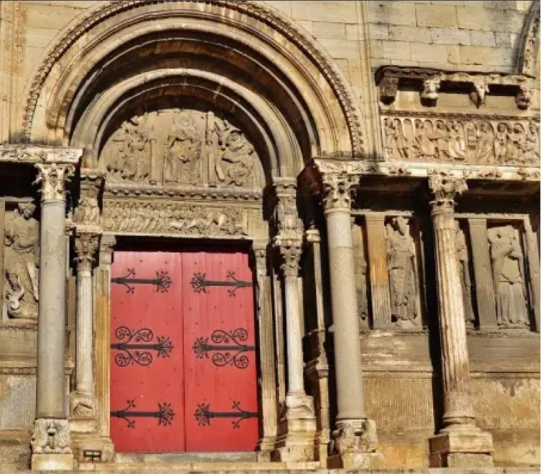 Sant Geli. Porta principal de l'església. Font Oficina de Turisme de Sant Geli