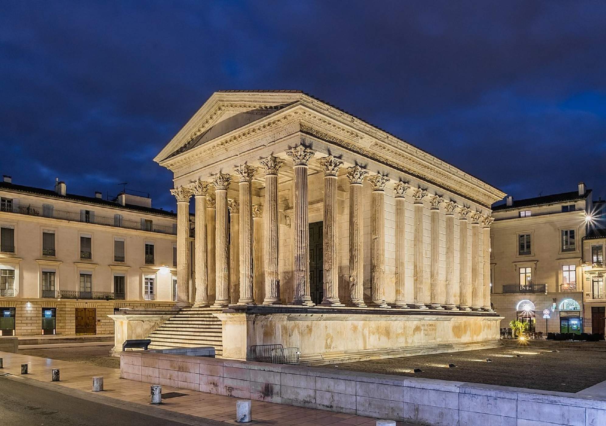 Nimes. Antic temple romà. Maison Carrée. Font Wikimedia Commons