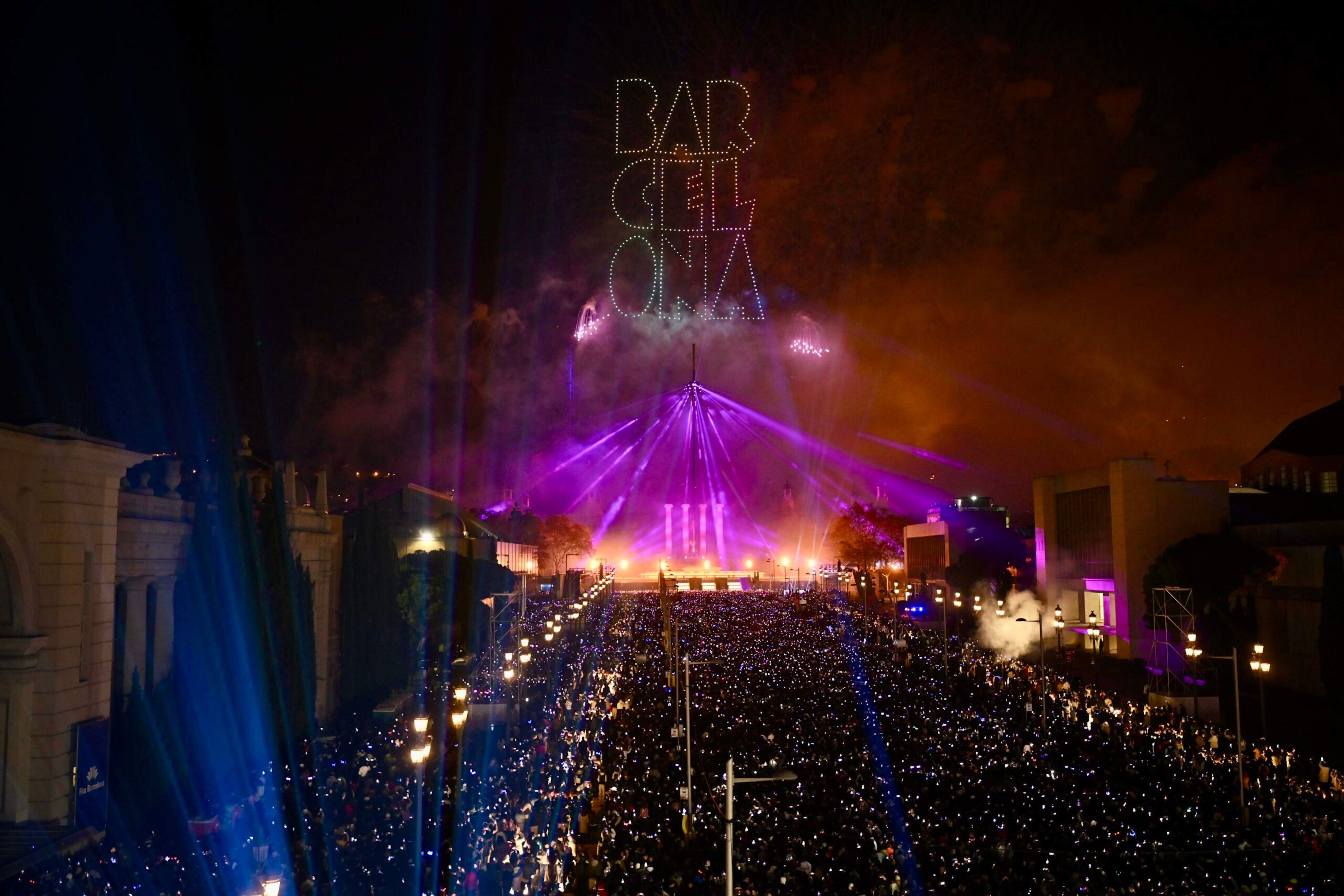 Unes 120.000 persones assisteixen a l'espectacle de Cap d'Any de Barcelona: emotiu homenatge a Joan Miró