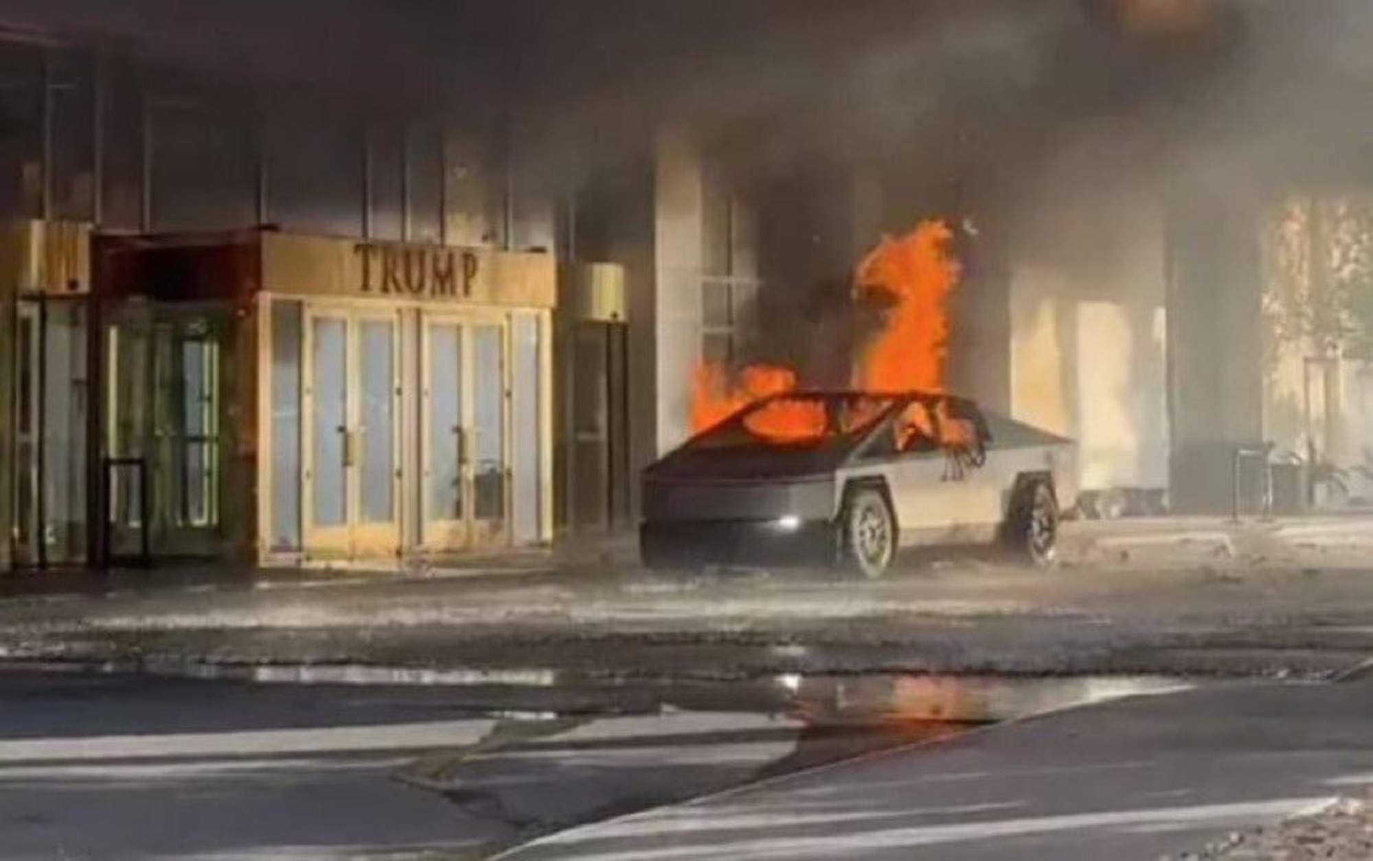 Un cotxe Tesla explota davant el Trump Hotel de Las Vegas: la policia investiga si és un nou atemptat