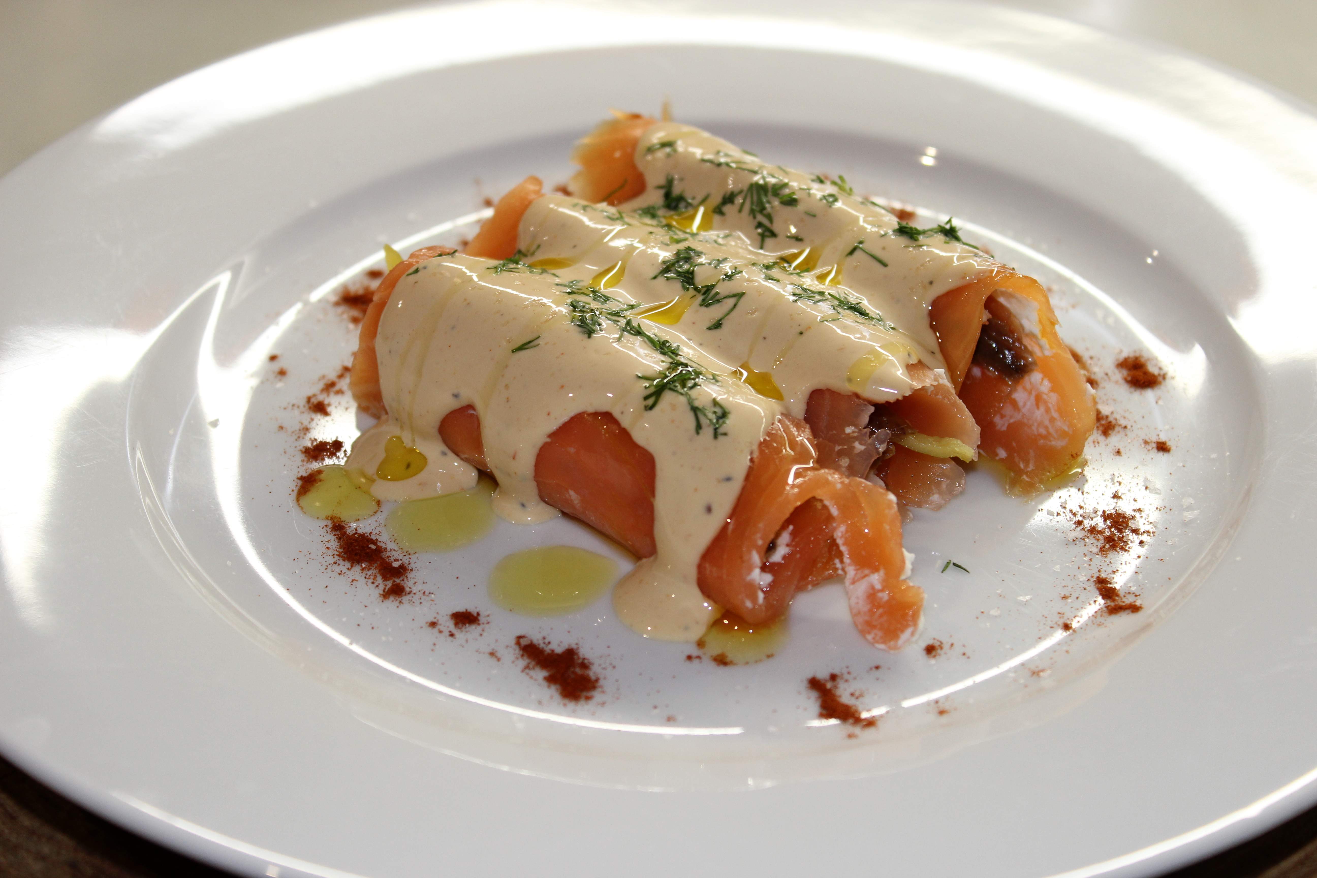 Canelons freds de salmó fumat amb gamba salada, formatge i anxoves / Foto: Albert Vilas