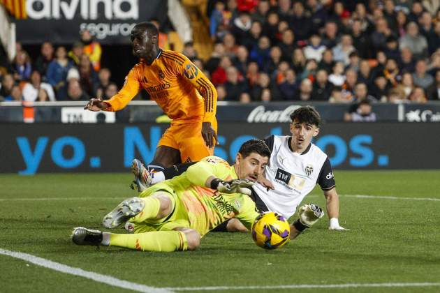 Mendy Courtois Diego López / Foto: EFE