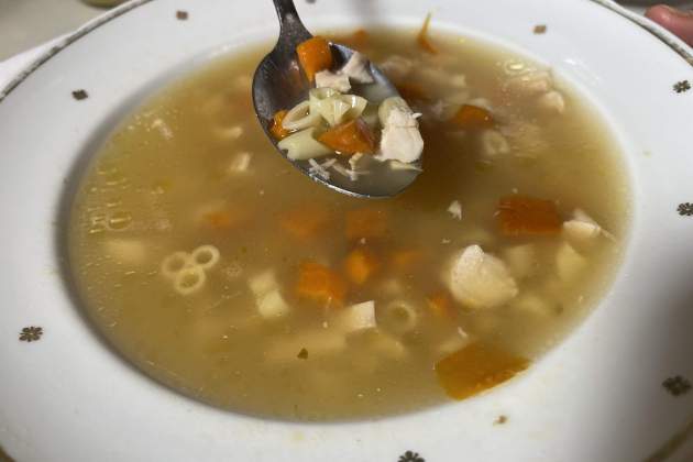 Consell culinari Ada Parellada com fer brou de pollastre / Foto: Raquel Sánchez