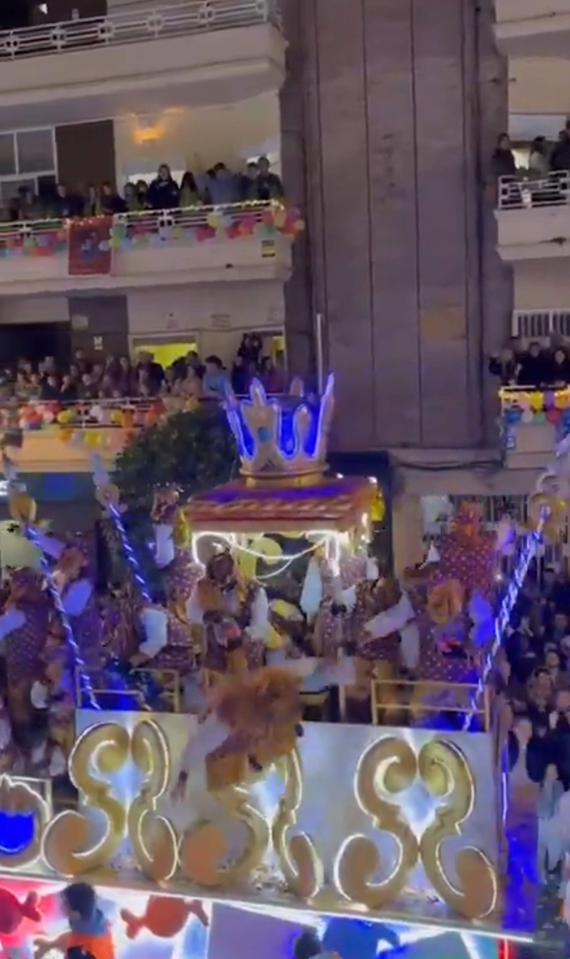 Un dels patges del rei Baltasar cau de la carrossa durant la cavalcada de Sevilla