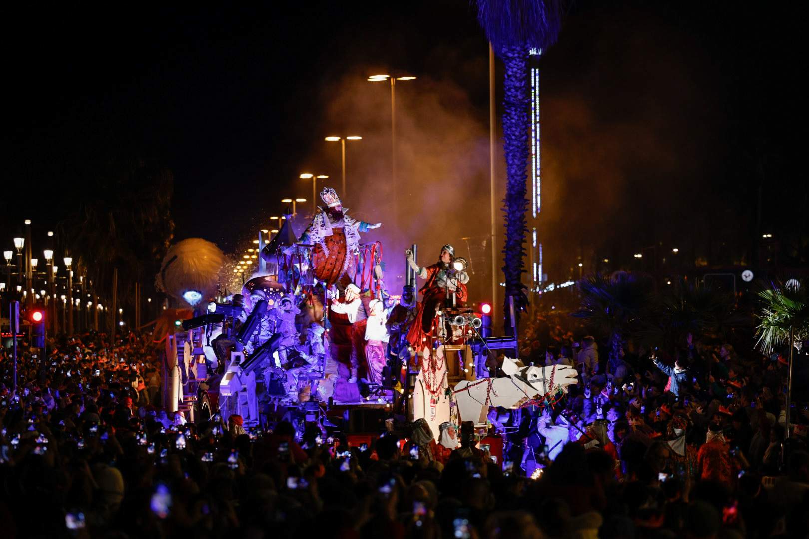 Los Reyes Magos vuelven a llenar de ilusión las calles de Barcelona reuniendo a 750.000 personas