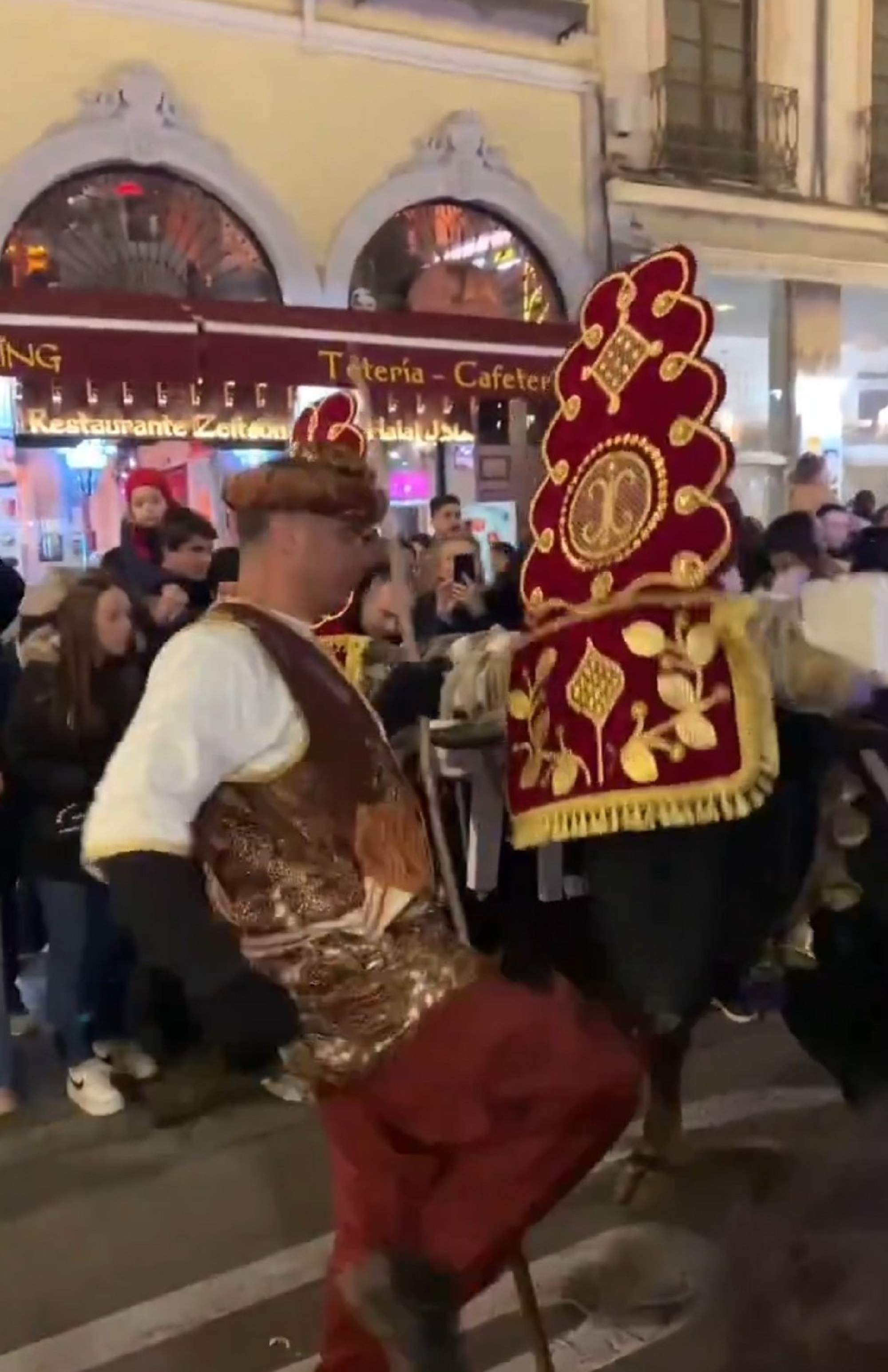 Indignación y denuncias por la agresión a un buey durante la cabalgata de Granada