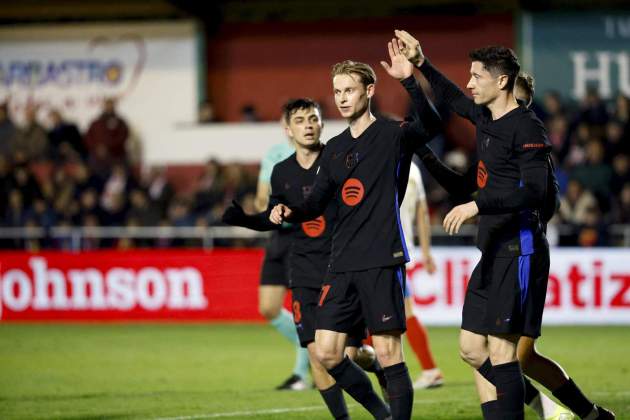 Frenkie de Jong y Lewandowski celebran un gol del Barça contra el Barbastro / Foto: EFE