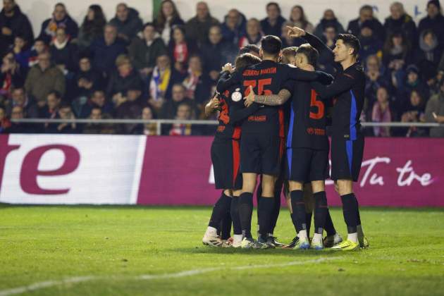 El Barça celebra un gol contra el Barbastre / Foto: EFE