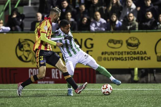 Sergio Castillo, del Sant Andreu, lluitant amb Vitor Roque / Foto: Europa Press