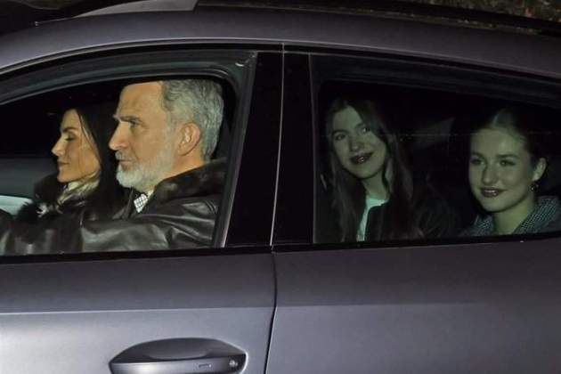 Los reyes con sus hijas en el coche 