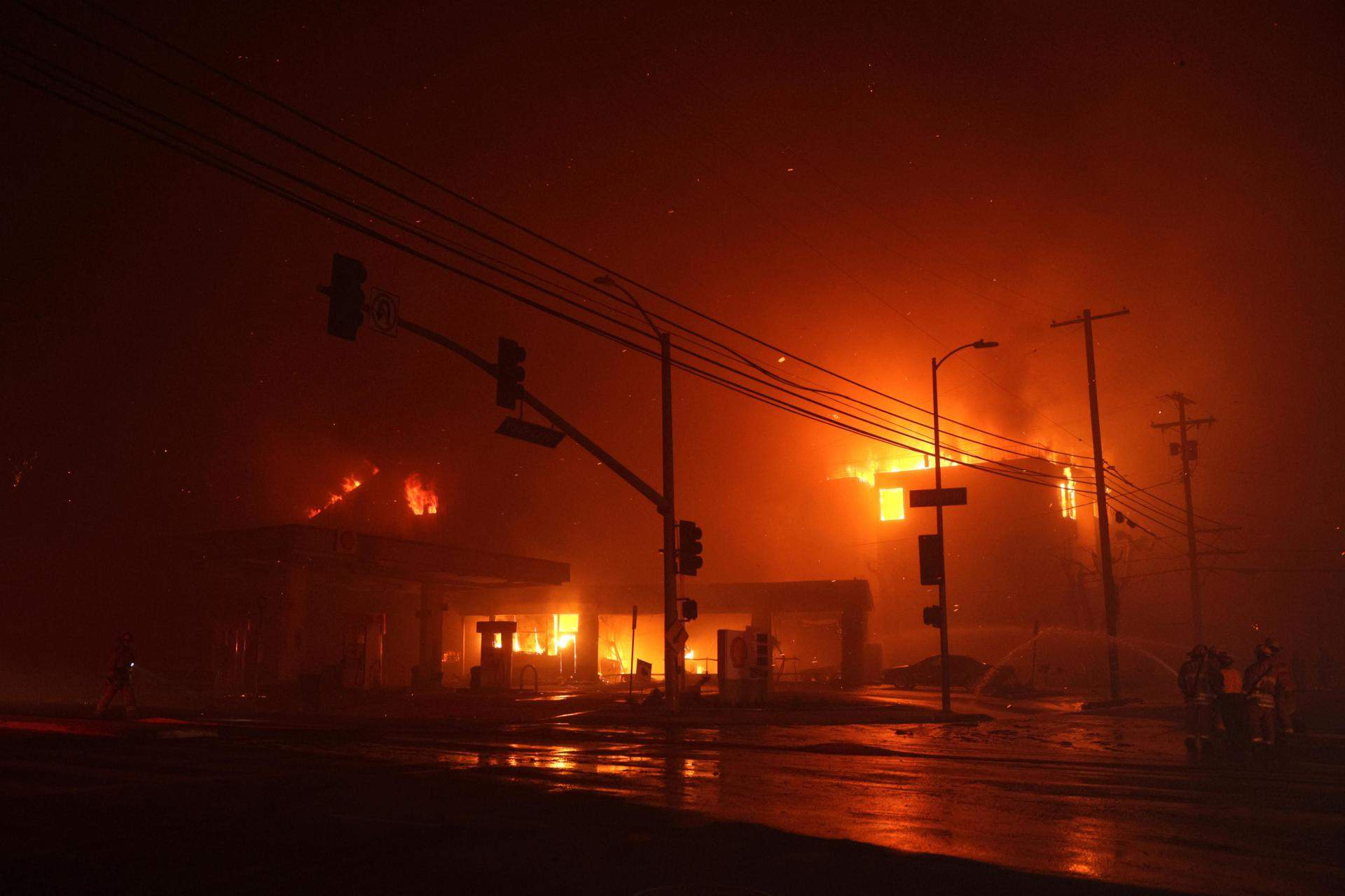 Al menos dos muertos por el virulento incendio que avanza sin control en Los Ángeles