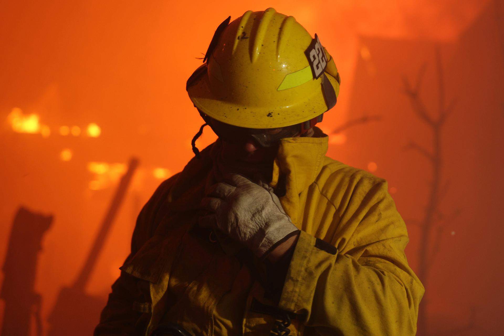 Las imágenes más impactantes de los devastadores incendios que asolan Los Ángeles