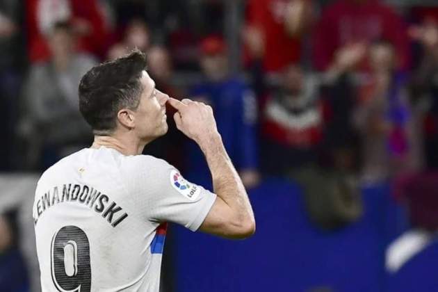 Lewandowski tocant se el nas