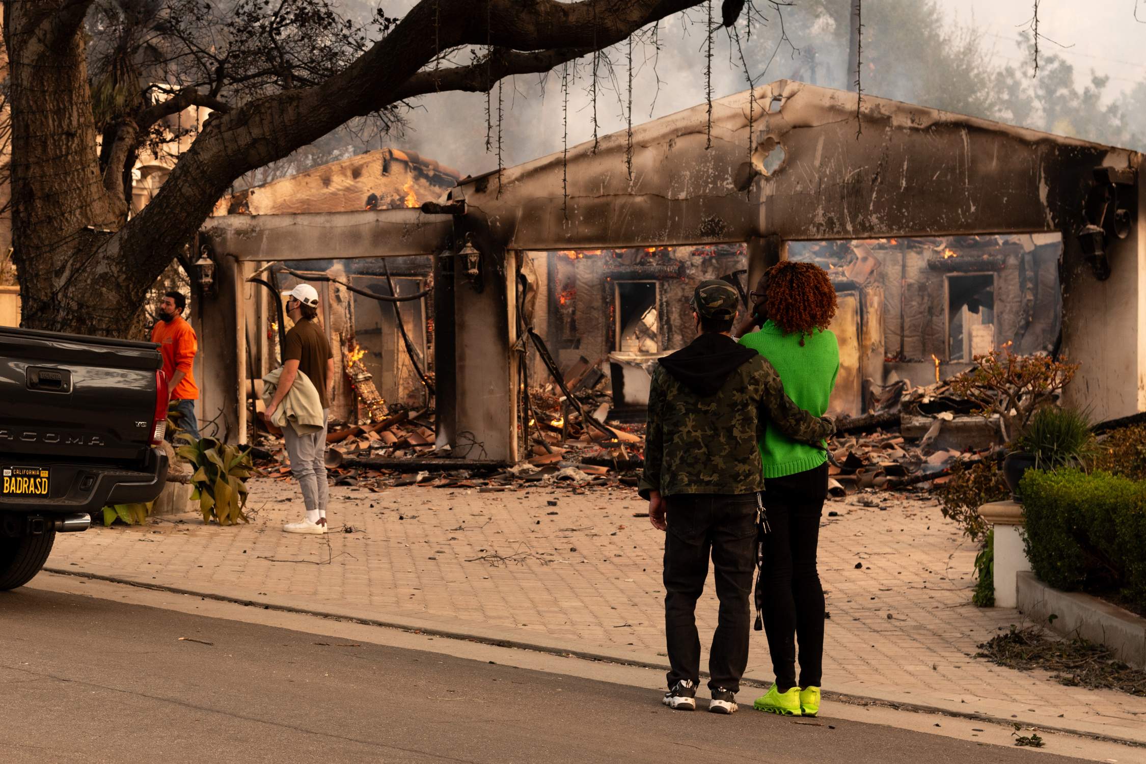 Sis incendis fora de control acorralen Los Angeles i deixen cinc morts