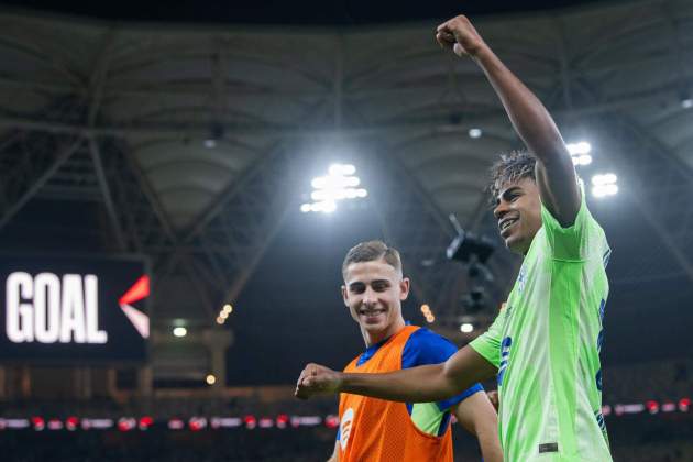 Lamine Yamal i Fermín López celebrin la victòria del Barça a la Supercopa d'Espanya / Foto: EFE