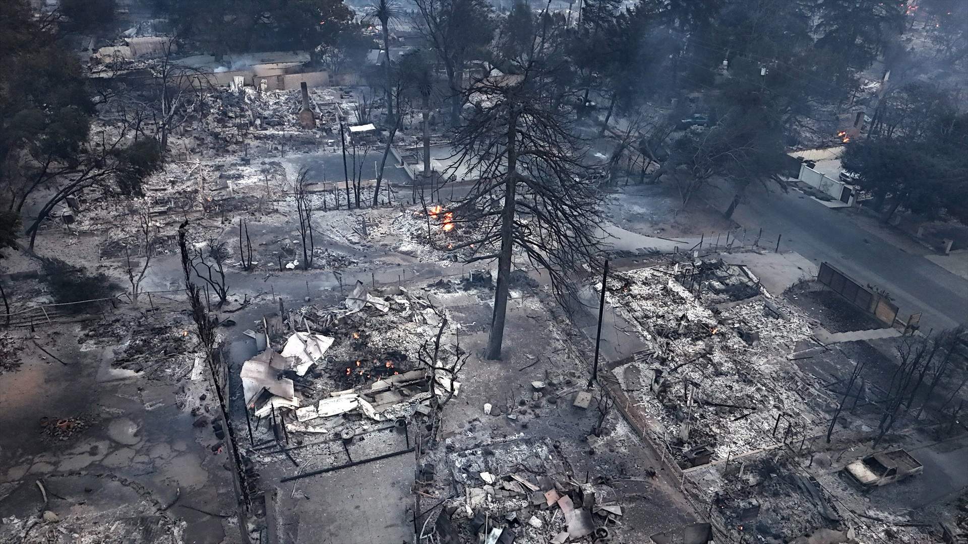 Los Ángeles calibra la magnitud de la tragedia de los incendios: "Es como si hubiera caído una bomba"