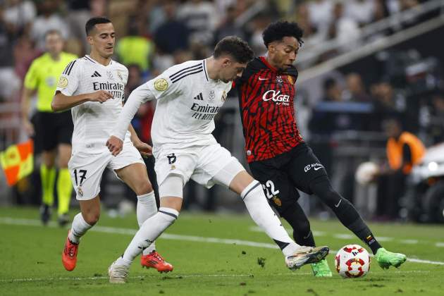 Fede Valverde defensa una pilota durant el Reial Madrid - Mallorca / Foto: EFE