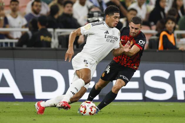 Bellingham conduce la pelota durante el Real Madrid - Mallorca / Foto: EFE