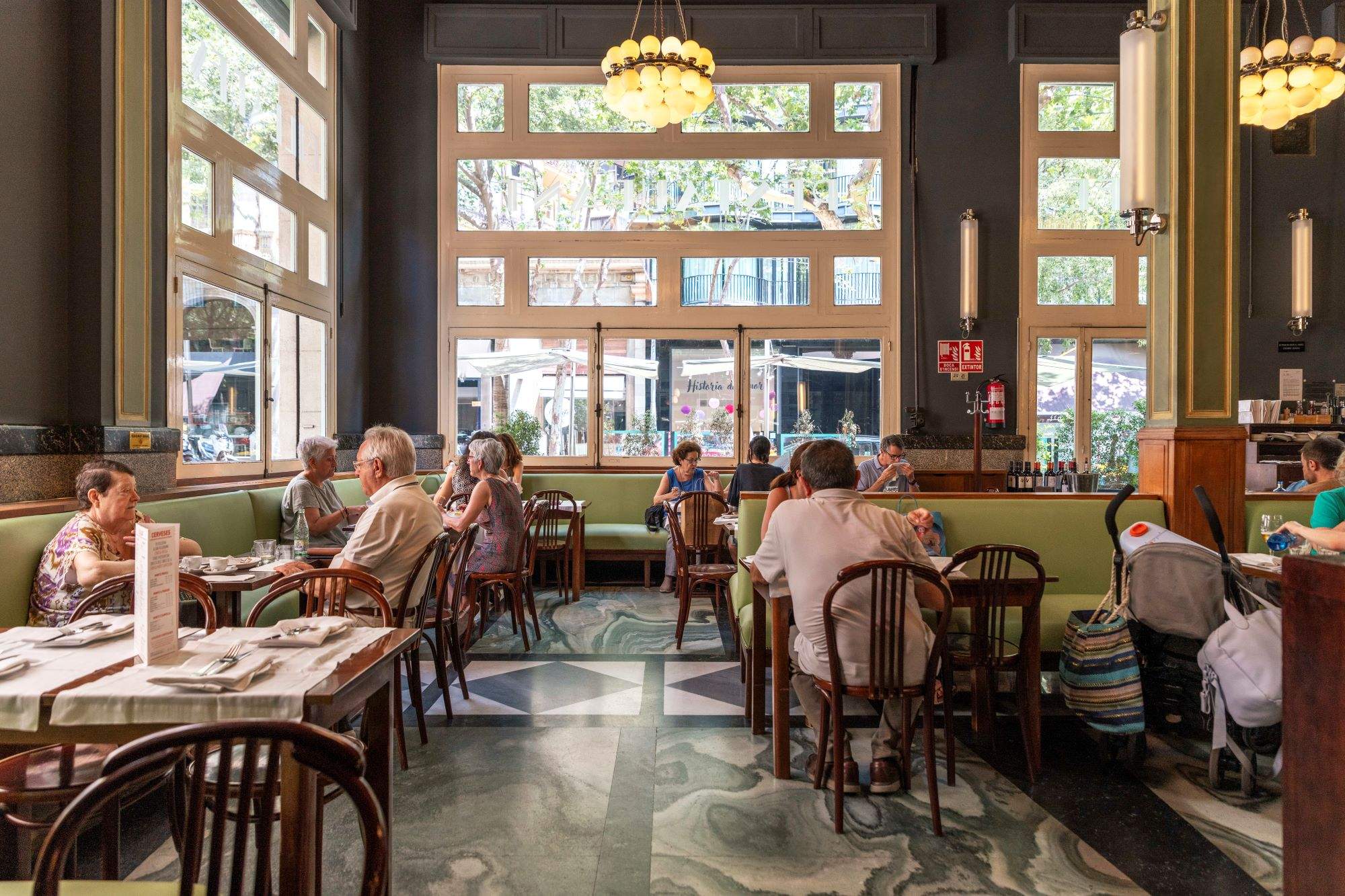 L'històric bar de Barcelona ple de tapes i cerveses que es manté obert després de 90 anys