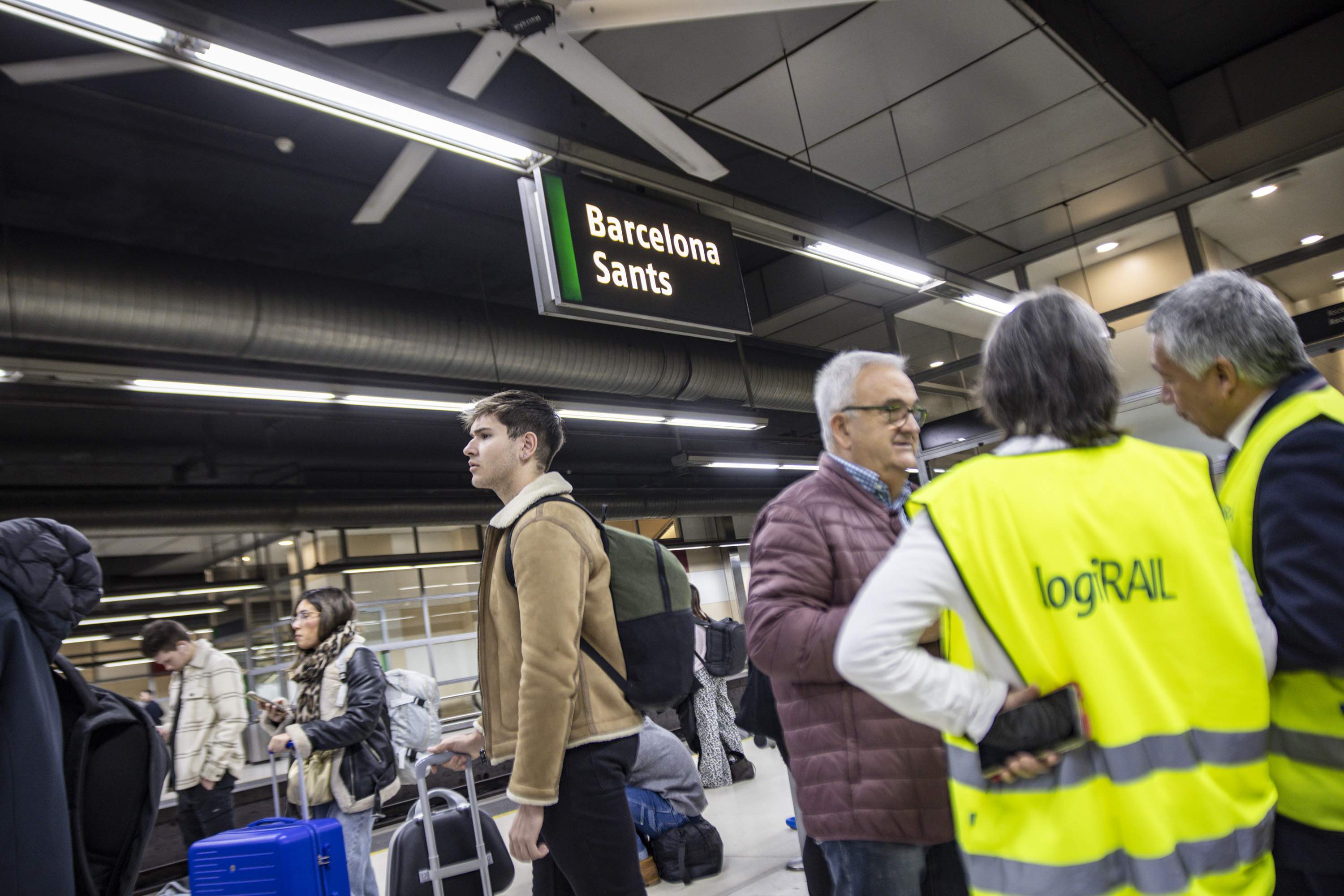 Otra avería obliga a evacuar a 400 personas de un tren de alta velocidad en Sants con destino a Madrid