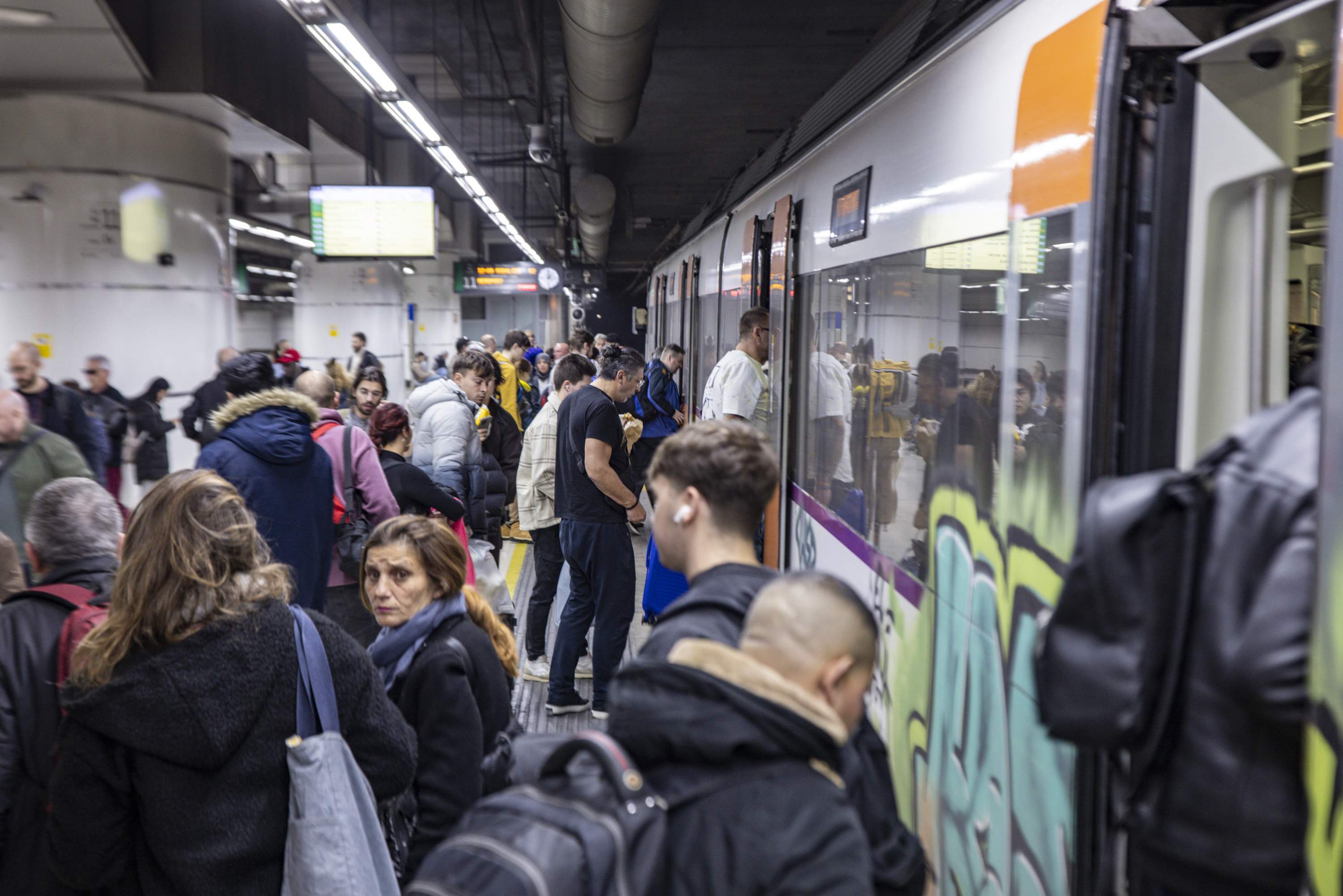 CEO | Los catalanes suspenden por primera vez el servicio de Rodalies: un 4,5