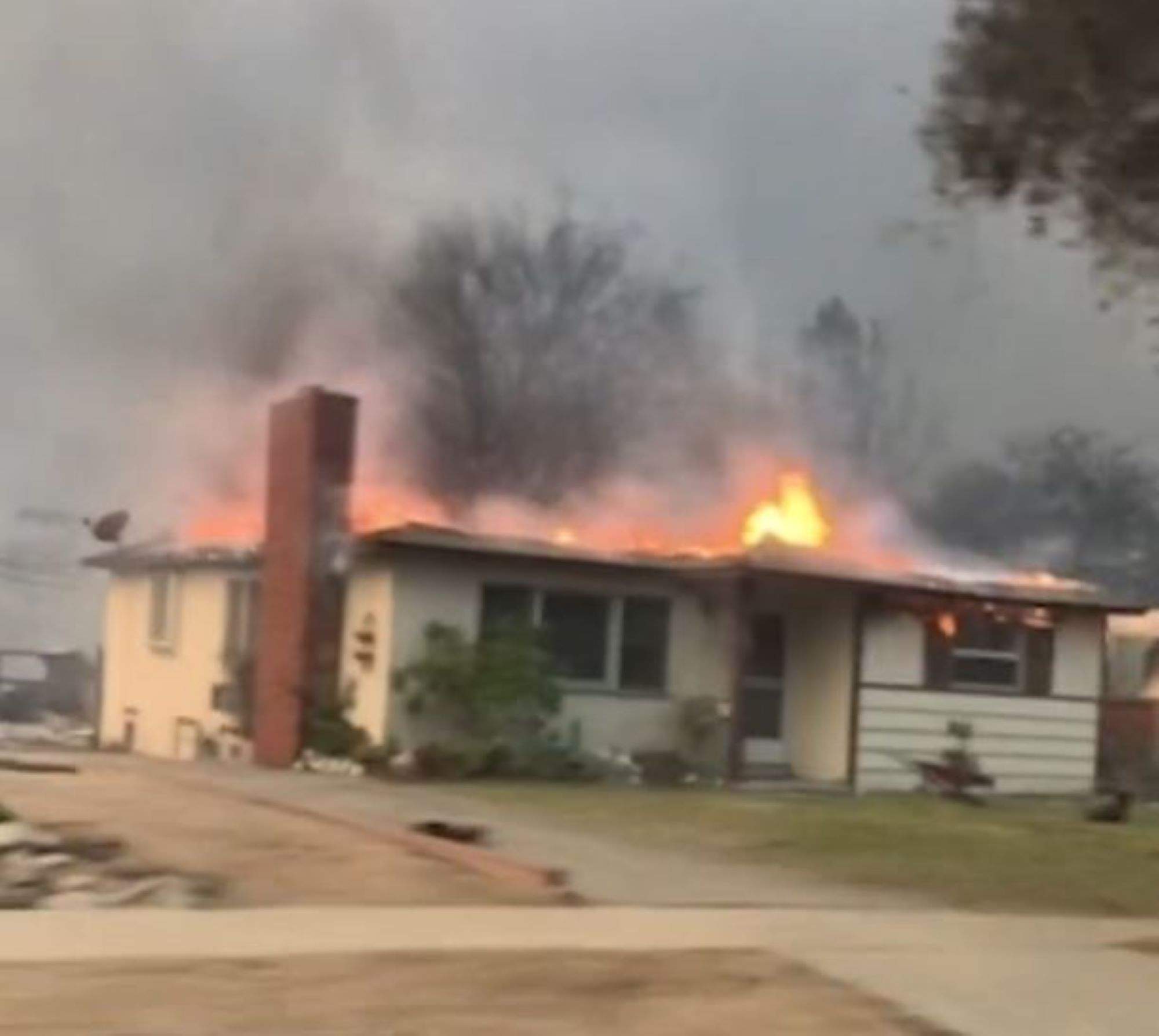 La emocionante reacción de una familia al ver cómo ha quedado su casa después del fuego | VÍDEO