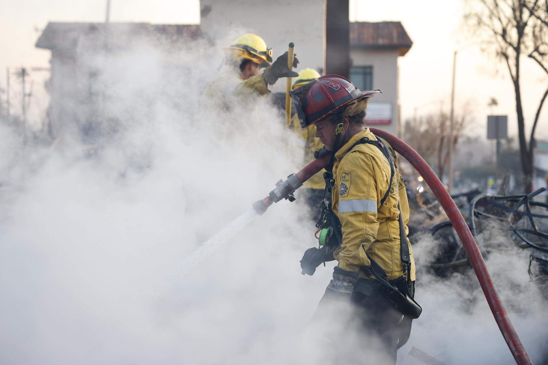 Puja a 11 el nombre de morts pels incendis a Los Angeles mentre la ciutat es blinda pel pillatge