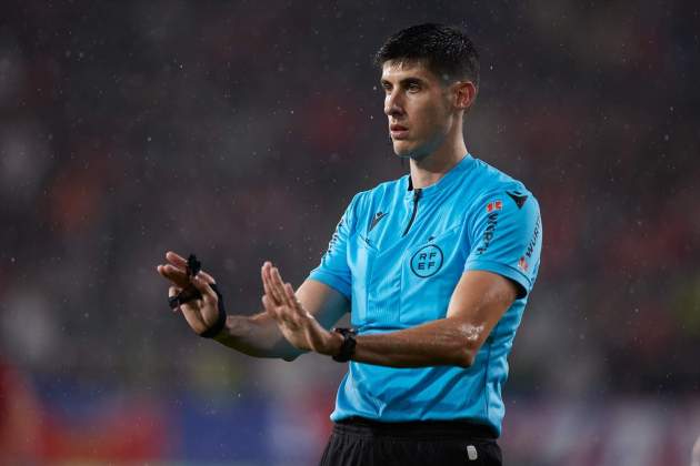 Busquets Ferrer, dirigiendo un partido de la LLiga / Foto: Europa Press