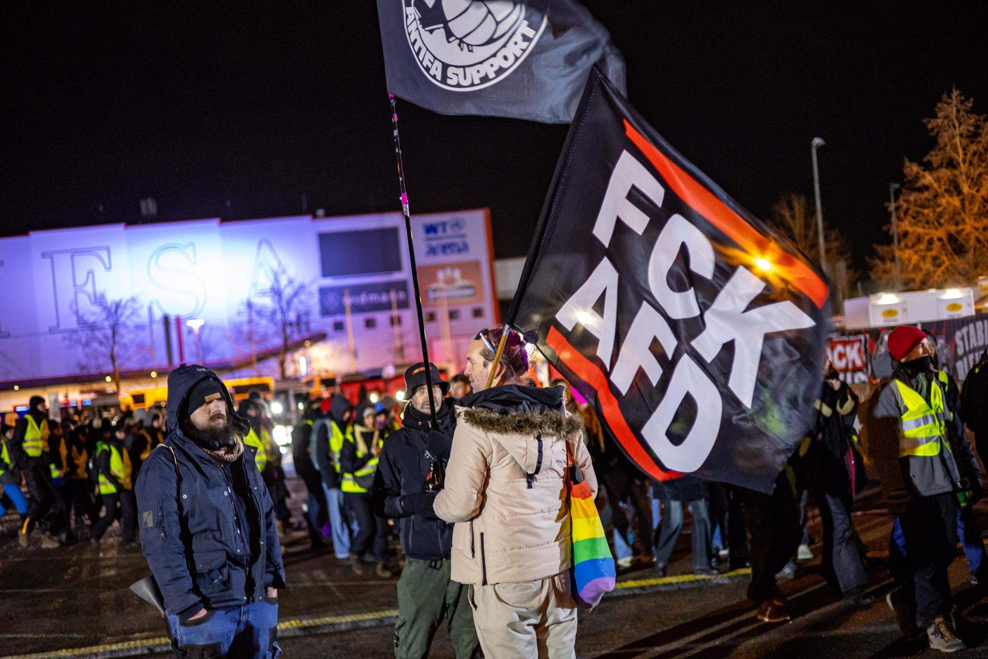 Milers de manifestants antifeixistes endarrereixen el congrés d'Alternativa per Alemanya (AfD)