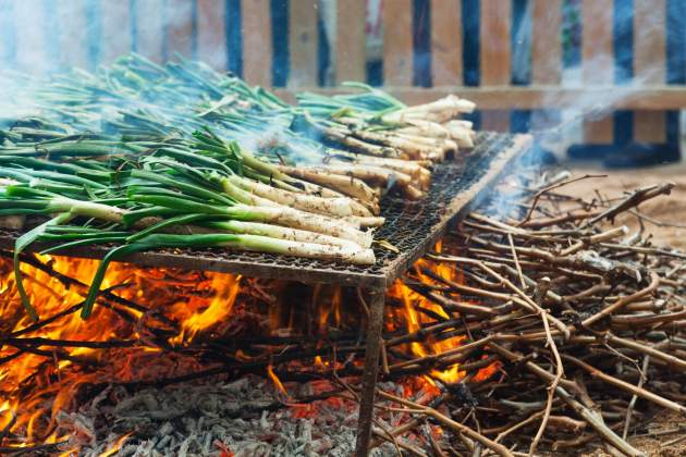 Els calçots es preparen directament sobre les flames / Foto: Unsplash