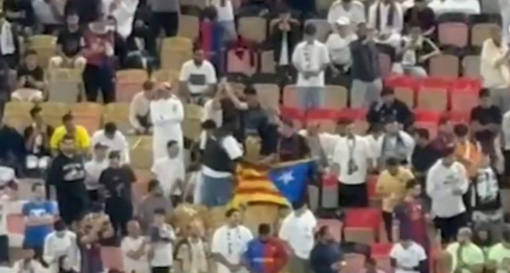 Requisan una estelada a un aficionado del Barça durante la final de la Supercopa de España