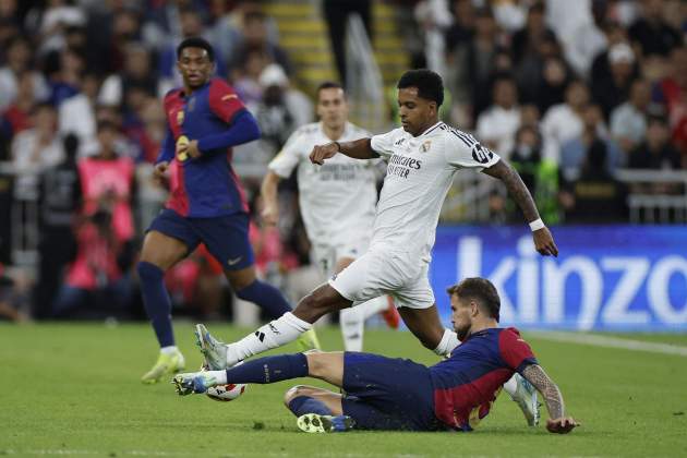 Rodrygo Goes Iñigo Martínez Real Madrid Barça / Foto: EFE