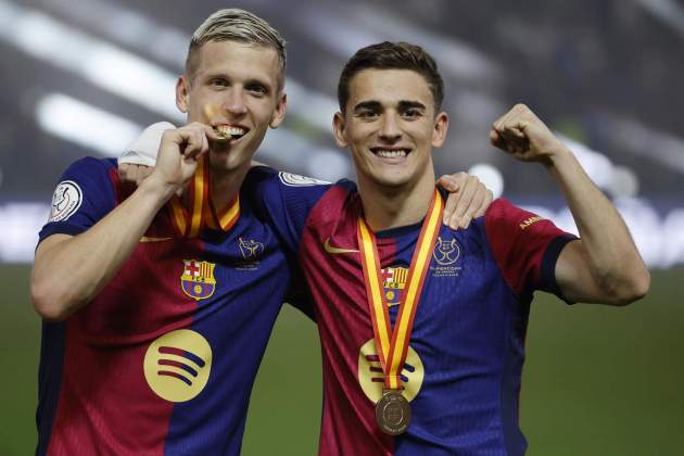 Gavi i Dani Olmo celebren la Supercopa amb el Barça / Foto: EFE