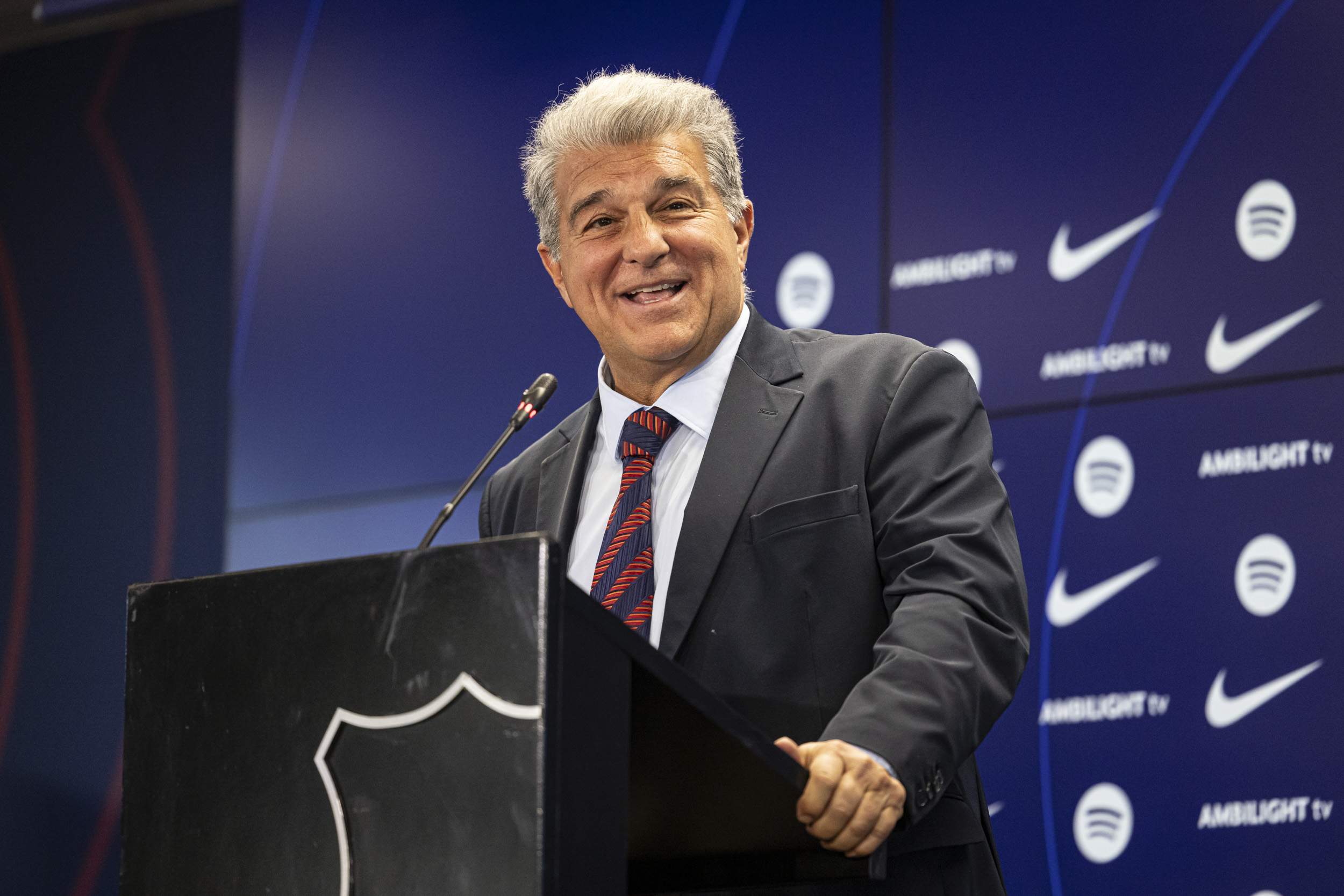 Joan Laporta negocia para que firme hasta 2026 con el Barça