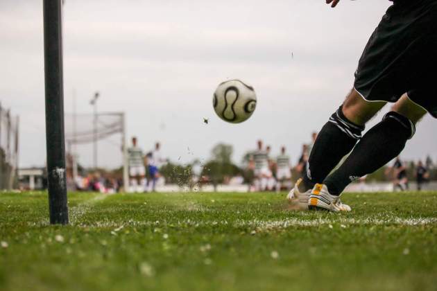 Persona jugant a futbol. Foto: Pexels