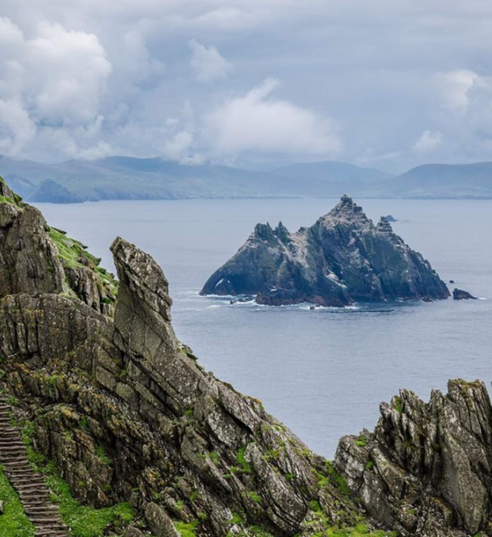 Illes de Skellig. Illa d'Skellig Michael en primer terme. Font Pinterest