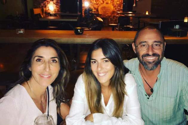 Anna Ferrer Padilla amb els seus pares / Instagram