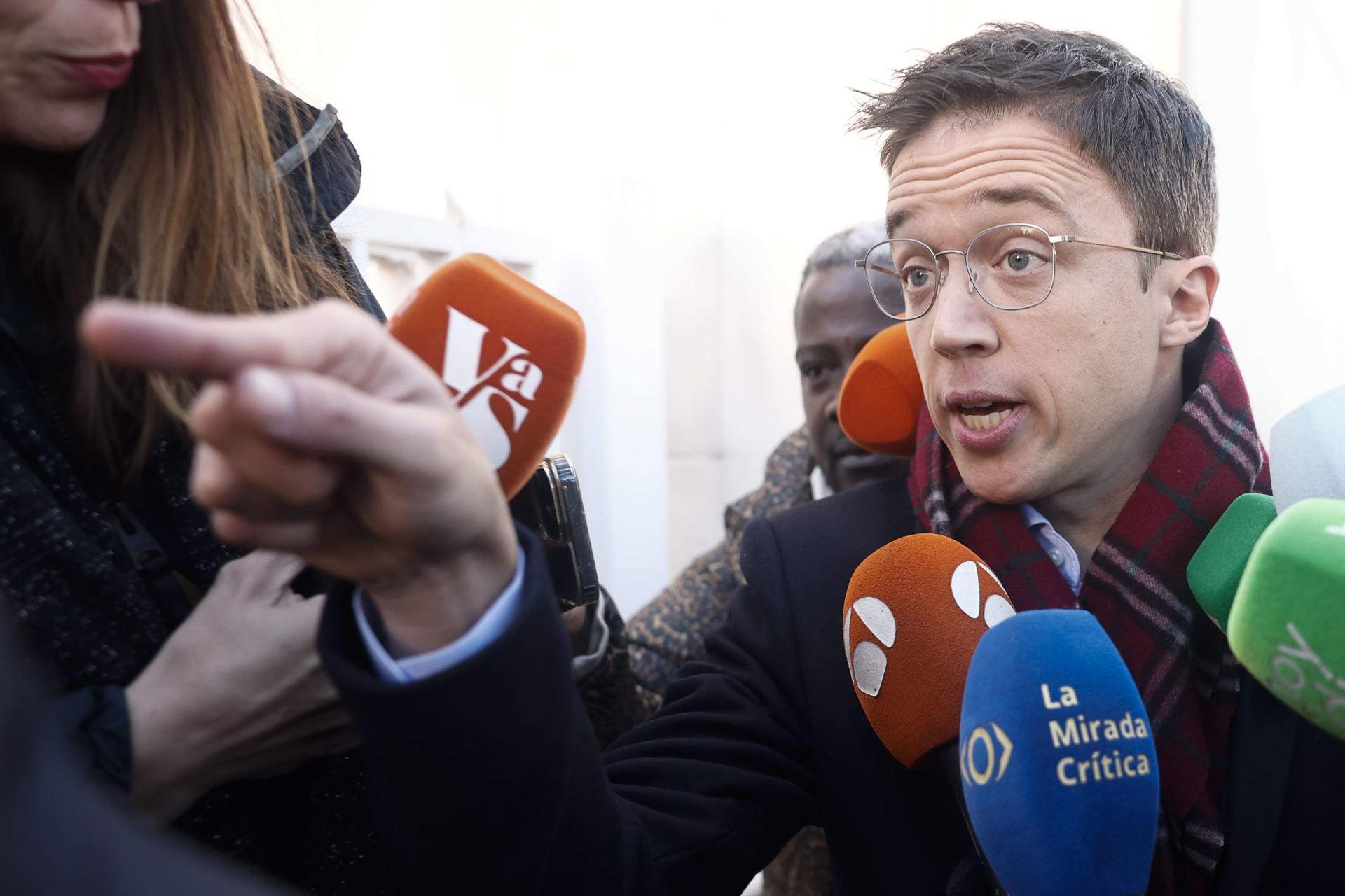 Errejón presenta todas las conversaciones con Elisa Mouliaá y pide conocer sus contratos en la televisión