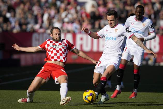 Blind lluita una pilota durant el Girona - Sevilla / Foto: EFE